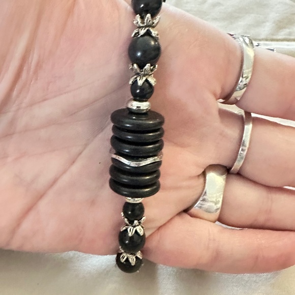 Black Onyx and silver tone stretchy bracelet. Rounds and discs - Picture 4 of 11